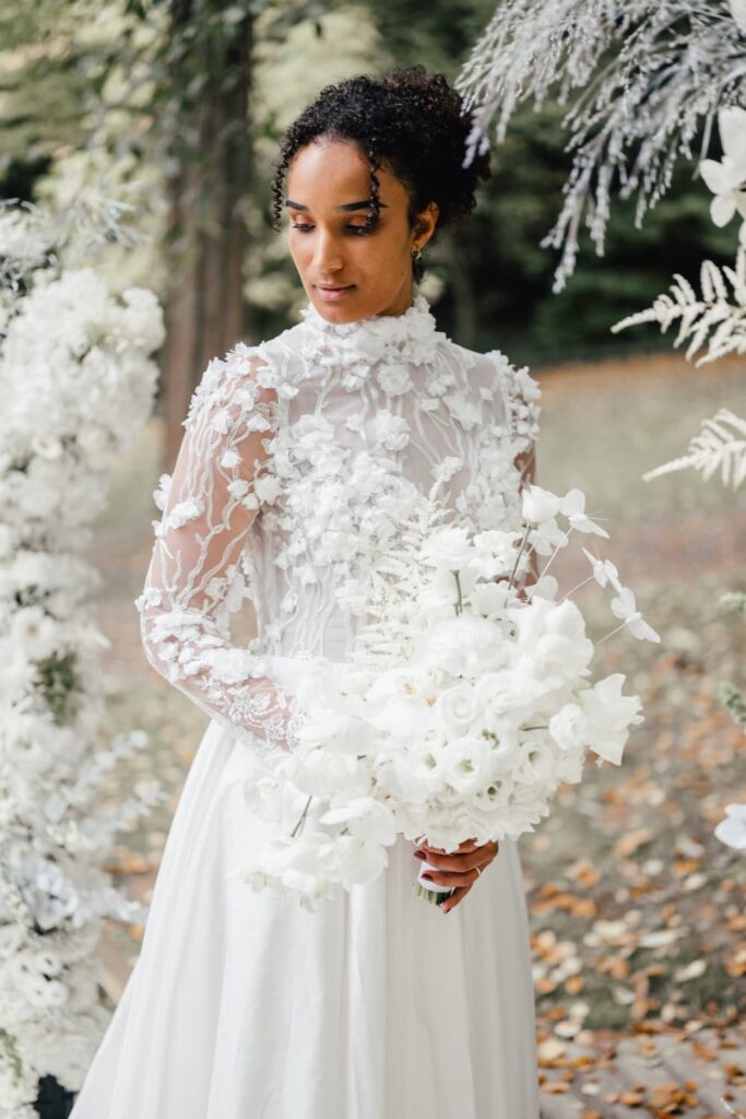 Moderner weißer Brautstrauß mit Orchideen zum floralen Brautkleid