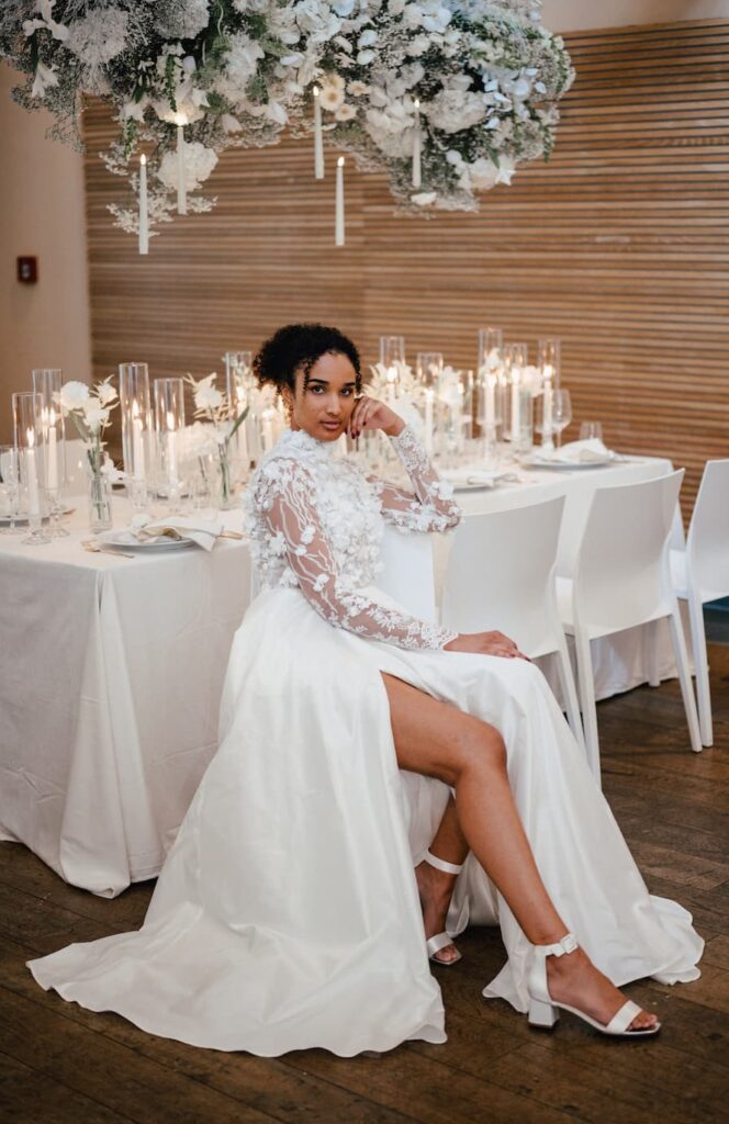 Braut im floralen Hochzeitskleid unter einer weißen Flowercloud