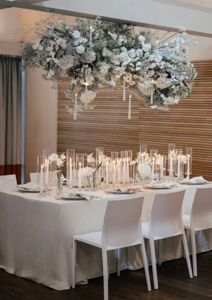 Weiße Hochzeitstafel mit Flowercloud im FREIgeist Northeim