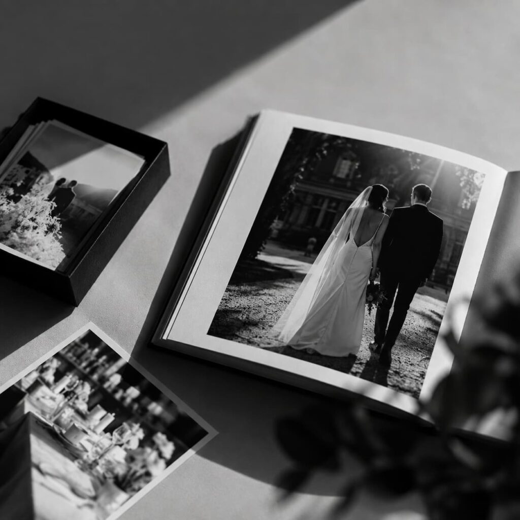 Welche Erinnerungen sollen von eurer Hochzeit bleiben? Stellt euch vor, eure Hochzeit ist vorbei. Die letzten Gäste sind nach Hause gefahren. Die Blumen stehen vielleicht noch ein paar Tage in der Vase. Das Kleid hängt im Schrank. Nach Monaten voller Planung kehrt langsam wieder Alltag ein. Was bleibt? Eure Erinnerungen. Und die Fotos und Filme, die sie auch Jahre später wieder lebendig machen. Deshalb solltet ihr Fotograf und Videograf nicht nur nach einem schönen Instagram-Feed auswählen. Die wichtigere Frage ist: Wie möchtet ihr euch später an eure Hochzeit erinnern? Nicht jedes schöne Bild erzählt eure Geschichte Bei der Suche nach einem Hochzeitsfotografen werdet ihr schnell auf viele beeindruckende Bilder stoßen. Schaut trotzdem genauer hin. Mögt ihr helle, natürliche Aufnahmen? Dunklere, kontrastreiche Bilder? Eine unaufgeregte Reportage? Oder einen editorialen Stil, der an eine Modestrecke erinnert? Vielleicht möchtet ihr auch eine Mischung: echte, unbeobachtete Momente kombiniert mit wenigen bewusst inszenierten Aufnahmen. Überlegt vor allem, was euch wichtiger ist: Möchtet ihr hauptsächlich ästhetisch perfekte Bilder von euch? Oder soll eure Reportage den gesamten Tag und seine Atmosphäre erzählen? Denn eines eurer wertvollsten Fotos muss später nicht das perfekt inszenierte Paarporträt sein. Vielleicht ist es der Blick eures Vaters kurz vor der Trauung. Eure beste Freundin, die während einer Rede gleichzeitig lacht und weint. Eure Großeltern auf der Tanzfläche. Oder ein kleiner Moment zwischen zwei Menschen, den ihr an eurem Hochzeitstag selbst überhaupt nicht wahrgenommen habt. Gute Hochzeitsfotografie zeigt nicht nur, wie eure Hochzeit aussah. Sie lässt euch wieder fühlen, wie dieser Tag war. Schaut euch komplette Hochzeitsreportagen an Instagram und Websites zeigen meistens die stärksten Einzelbilder eines Fotografen. Für eure Entscheidung reicht das nicht. Bittet darum, mindestens eine vollständige Hochzeitsreportage sehen zu dürfen. Schaut euch dabei nicht nur die Paarporträts an. Wie werden das Getting Ready, die Trauung und der Empfang erzählt? Wie wirken die Bilder beim Dinner und am Abend? Werden Gäste und kleine Situationen genauso aufmerksam eingefangen wie das Brautpaar? Achtet außerdem auf unterschiedliche Lichtverhältnisse. Ein sonniges Paarshooting am Nachmittag ist fotografisch etwas anderes als eine dunkle Kirche, ein Dinner bei Kerzenschein oder eine Party am späten Abend. Eine gute Reportage sollte auch unter weniger perfekten Bedingungen überzeugen. Natürlich, editorial oder inszeniert? Es gibt nicht den einen richtigen Stil. Entscheidend ist, dass ihr euch darin wiedererkennt. Bei einer dokumentarischen Reportage hält der Fotograf den Tag überwiegend so fest, wie er tatsächlich passiert. Bei einem editorialen Ansatz werden Komposition, Licht, Architektur, Mode und Details oft bewusster eingesetzt. Die Bilder können dadurch stärker an eine hochwertige Magazinproduktion erinnern. Viele moderne Hochzeitsreportagen verbinden heute beides. Das kann besonders spannend sein: echte Emotionen und spontane Situationen treffen auf wenige bewusst gestaltete Aufnahmen. Fragt euch deshalb: Wie möchten wir unsere Hochzeit in zehn oder zwanzig Jahren sehen? Nicht, welcher Stil gerade im Trend liegt. Braucht ihr zusätzlich einen Videografen? Ein Hochzeitsfilm ist kein Muss. Aber Film bewahrt etwas, das ein Foto nicht festhalten kann: Bewegung und Ton. Ihr hört noch einmal euer Eheversprechen. Die Stimme eines geliebten Menschen während einer Rede. Das Lachen eurer Freunde. Die Musik beim Einzug. Oder einen Satz, an den ihr euch ohne diese Aufnahme vielleicht irgendwann nicht mehr erinnern würdet. Wenn euch genau diese Erinnerungen wichtig sind, kann ein Videograf eine sehr wertvolle Ergänzung sein. Fragt euch also weniger: „Braucht man einen Hochzeitsfilm?“ Sondern: „Welche Teile dieses Tages möchten wir später noch einmal hören und erleben können?“ Wie lange sollten Fotograf und Videograf bleiben? Nicht jedes Paar braucht eine Begleitung vom frühen Morgen bis tief in die Nacht. Entscheidet die Dauer deshalb nicht nach einer möglichst hohen Stundenanzahl, sondern nach den Momenten, die für euch wichtig sind. Überlegt gemeinsam, welche Kapitel eurer Hochzeit festgehalten werden sollen: Getting Ready, First Look, Trauung, Gratulationen, Empfang, Paarshooting, Dinner, Reden, Hochzeitstanz oder Party. Wenn ihr beispielsweise großen Wert auf die Stimmung beim Dinner, die Reden und den Beginn der Party legt, sollte eure Begleitung nicht direkt nach dem Paarshooting enden. Ist euch dagegen vor allem die Trauung und der Nachmittag wichtig, kann eine kürzere Reportage vollkommen passend sein. Die Dauer sollte sich nach eurer Geschichte richten – nicht umgekehrt. Achtet darauf, dass Foto und Video zusammenpassen Wenn ihr Fotograf und Videograf bucht, sollten beide nicht unabhängig voneinander arbeiten. Fragt deshalb, ob sie bereits gemeinsam Hochzeiten begleitet haben oder wie sie sich am Hochzeitstag abstimmen. Das betrifft beispielsweise das Paarshooting, die Trauung, Reden und den Hochzeitstanz. Beide brauchen gute Positionen und ausreichend Zeit für ihre Aufnahmen. Gleichzeitig sollt ihr euren Tag nicht damit verbringen, dieselben Situationen mehrfach für verschiedene Kameras zu wiederholen. Ein eingespieltes oder kommunikatives Team arbeitet im Hintergrund – ohne euren Tagesablauf unnötig zu bestimmen. Klärt vor der Buchung die wichtigen Details Neben Stil und Sympathie gibt es einige praktische Punkte, die ihr vor Vertragsabschluss besprechen solltet. Wie viele Stunden sind im Paket enthalten? Was passiert, wenn sich der Tagesablauf verschiebt? Können zusätzliche Stunden spontan gebucht werden? Klärt auch, wann ihr eure Bilder beziehungsweise euren Film erhaltet und in welcher Form die Dateien übergeben werden. Fragt nach Fahrtkosten, Übernachtungen und möglichen Zusatzkosten. Auch Nutzungsrechte sind wichtig. Wenn ihr nicht möchtet, dass eure Hochzeitsbilder anschließend auf Social Media, der Website oder für Werbung verwendet werden, solltet ihr das vorab ansprechen. Je klarer diese Punkte geregelt sind, desto entspannter ist die Zusammenarbeit. Die Chemie zwischen euch ist genauso wichtig wie das Portfolio Es gibt einen Punkt, den euch keine Website zeigen kann: Wie fühlt ihr euch mit diesem Menschen? Euer Fotograf oder Videograf begleitet euch an einem sehr persönlichen Tag. Er ist beim Getting Ready dabei, erlebt emotionale Gespräche, steht während der Trauung in eurer Nähe und begleitet Momente mit eurer Familie und euren engsten Freunden. Deshalb sollte euch nicht nur seine Arbeit gefallen. Ihr solltet euch mit ihm wohlfühlen. Ein Kennenlerngespräch vor der Buchung ist deshalb sinnvoll. Achtet dabei nicht nur darauf, was gefragt wird, sondern auch darauf, wie ihr euch während des Gesprächs fühlt. Habt ihr das Gefühl, verstanden zu werden? Könnt ihr euch vorstellen, diesen Menschen an eurem Hochzeitstag viele Stunden um euch zu haben? Und vor allem: Könnt ihr ihm vertrauen? Denn je sicherer ihr euch fühlt, desto weniger werdet ihr später über die Kamera nachdenken. Und genau daraus entstehen häufig die authentischsten Aufnahmen. Plant nicht jedes Bild Natürlich könnt ihr eure Wünsche mit eurem Fotografen besprechen. Vielleicht gibt es bestimmte Familienkonstellationen, die unbedingt fotografiert werden sollen. Oder Menschen, von denen euch gemeinsame Bilder besonders wichtig sind. Solche Informationen sind hilfreich. Eine minutenlange Liste mit einzelnen Motiven ist dagegen meistens nicht notwendig. Gebt eurem Fotografen genügend Raum, Situationen wahrzunehmen und spontan darauf zu reagieren. Denn einige der wertvollsten Aufnahmen lassen sich nicht planen. Sie passieren. Denkt nicht nur an heute Trends verändern sich. Bestimmte Bildbearbeitungen, Posen oder Videoeffekte können heute modern wirken und in einigen Jahren sehr stark mit einer bestimmten Zeit verbunden sein. Das muss nichts Schlechtes sein. Trotzdem lohnt sich eine Frage: Gefallen uns diese Bilder, weil sie gerade modern sind – oder weil sie wirklich zu uns passen? Eure Hochzeitsbilder werden euch vermutlich länger begleiten als fast jede andere Entscheidung, die ihr für diesen Tag trefft. Wählt deshalb nicht nur für Instagram. Wählt für euch. Entscheidet zuerst, was bleiben soll Ihr braucht keinen bestimmten Fotografen, weil sein Stil gerade überall zu sehen ist. Ihr braucht keinen langen Hochzeitsfilm, wenn bewegte Bilder für euch keine große Bedeutung haben. Und ihr müsst keine perfekt inszenierte Fotostrecke planen, wenn ihr euch darin nicht wiedererkennt. Überlegt stattdessen gemeinsam: Welche Menschen möchten wir festhalten? Welche Situationen dürfen auf keinen Fall fehlen? Welche Atmosphäre soll später noch spürbar sein? Welche Stimmen möchten wir vielleicht irgendwann wieder hören? Wenn ihr diese Fragen beantworten könnt, wird auch die Auswahl von Fotograf und Videograf deutlich leichter. Denn irgendwann wird eure Hochzeit nicht mehr vor euch liegen. Sie wird eine Erinnerung sein. Und dann sind es Bilder, Stimmen, Bewegungen und diese scheinbar kleinen Augenblicke, die euch für einen Moment wieder zurückbringen. Nicht zu irgendeiner perfekten Hochzeit. Sondern zu eurer. Titelbild: hochzeitsfotograf-videograf-erinnerungen-hochzeit.jpg „Die Momente, die ihr selbst nicht seht“ Dieses Bild würde ich nach dem Abschnitt „Nicht jedes schöne Bild erzählt eure Geschichte“ setzen. emotionale-momente-hochzeitsfotografie-erinnerungen.jpg Ich würde es direkt unter die H2 „Braucht ihr zusätzlich einen Videografen?“ setzen – und zwar nach dem kurzen Einstie